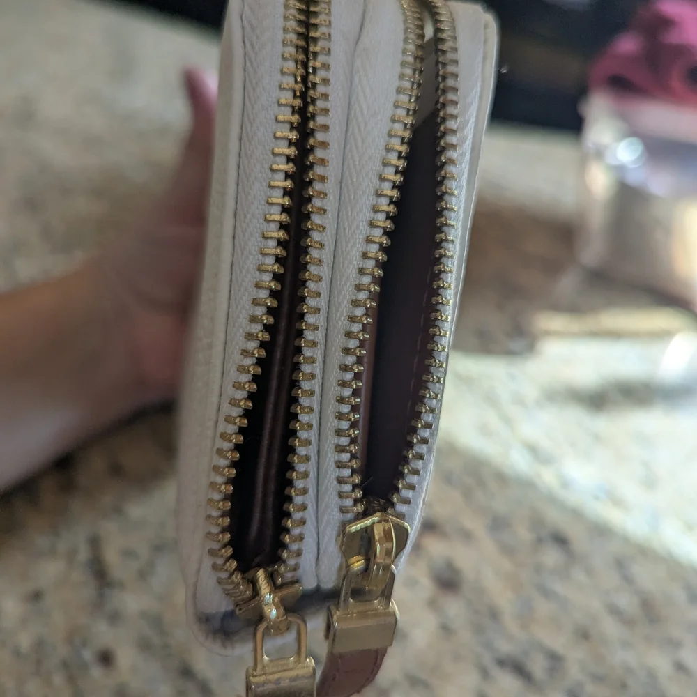 Joy & Iman Cream Pebble Leather Wallet/Clutch W Gold Accents. Many Card Slots.